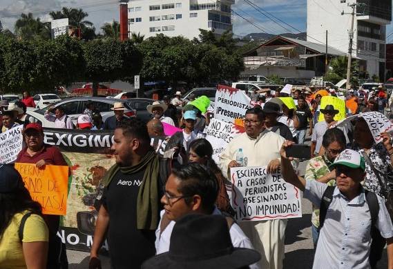 Trabajadores de medios de comunicación se manifiestan hoy, en las principales calles en el municipio de Chilpancingo, en el estado de Guerrero (México).