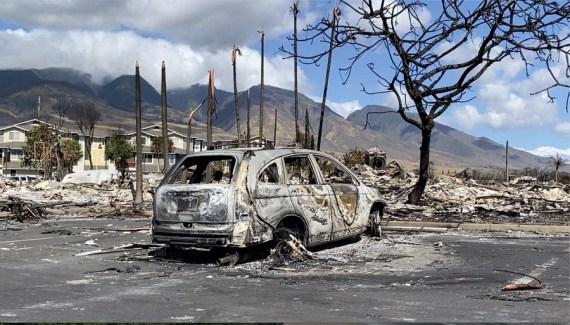 Imagen tomada con un teléfono móvil el 14 de agosto de 2023 de un vehículo destruido en un incendio forestal, en Lahaina, en la isla de Maui, en Hawái, Estados Unidos.