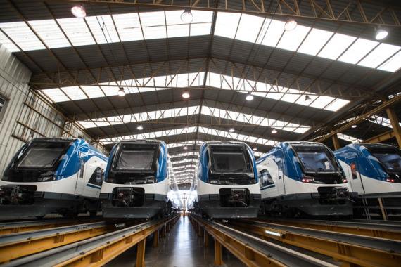 Vista frontal de trenes fabricados por la empresa china CRRC Qingdao Sifang para Chile, ya montados en los rieles, el 24 de marzo de 2021.