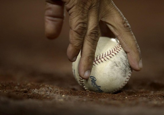 Detalle de la bola durante un partido de béisbol.