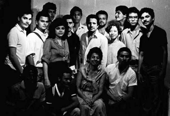 Grupo Teatral Laberinto de la Universidad de Panamá en 1983, dirigido por la profesora Tejeira.