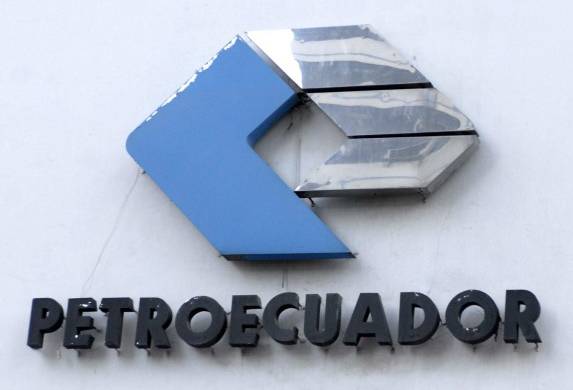 Fotografía de archivo en la que se registró el logotipo de la petrolera estatal ecuatoriana Petroecuador, en la fachada de la sede principal, en el norte de Quito (Ecuador).
