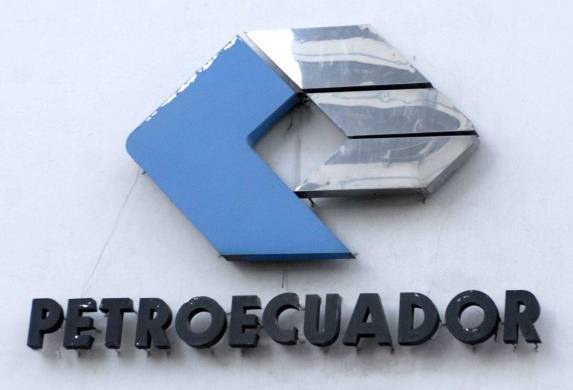 Fotografía de archivo en la que se registró un logo de la estatal petrolera ecuatoriana Petroecuador, en la sede principal de la compañía, en Quito (Ecuador).