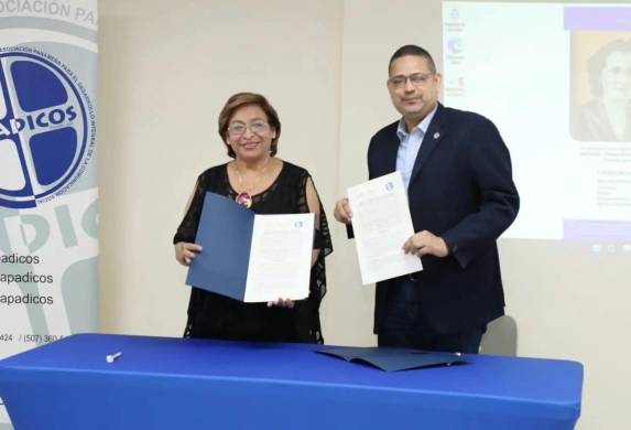 Firma de convenio entre el Ministerio de la Mujer y APADICOS