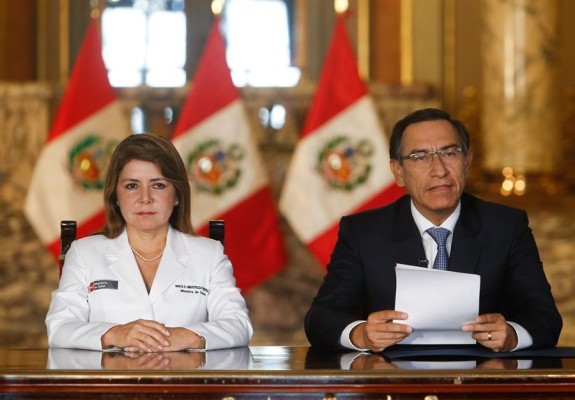 El presidente Martín Vizcarra junto a la ministra peruana de Salud, Elizabeth Hinostroza.