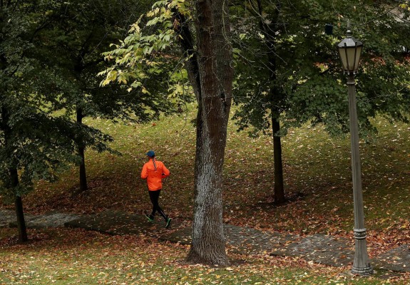 Una persona corre por un parque de Pamplona