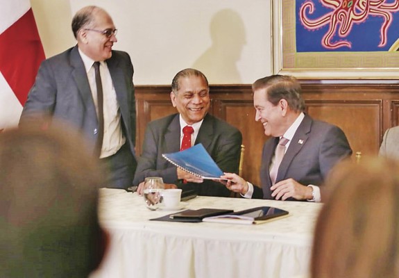Presidente Laurentino Cortizo se reunió con la Comisión Especial Evaluadora.