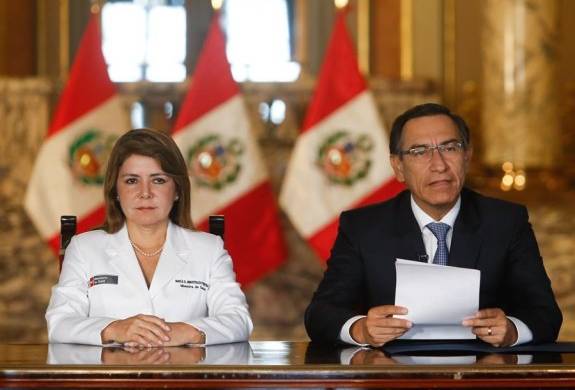El presidente Martín Vizcarra junto a la ministra peruana de Salud, Elizabeth Hinostroza.