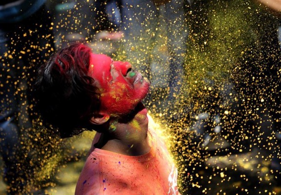 La India se viste de colores con el festival Holi