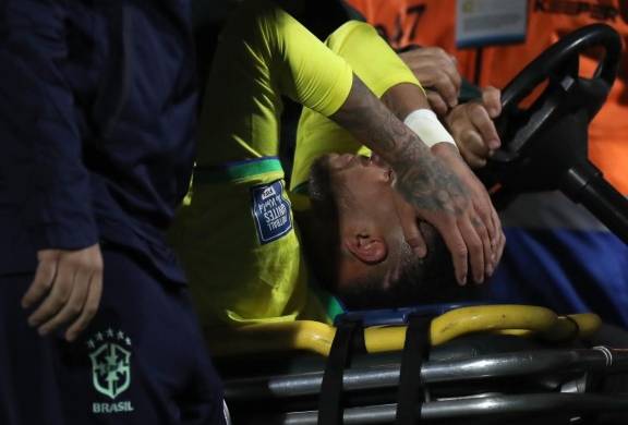 Neymar Jr. al momento de ser retirado lesionado del campo.
