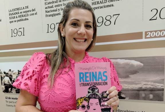 Mariángela De Márquez con su libro.