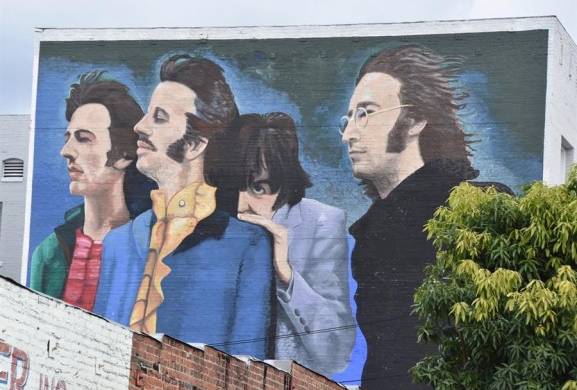 Mural The Beatles, creado por Héctor Ponce y restaurado en 2017 en compañía de su hijo Levi Ponce, en Hollywood, California (EE.UU).