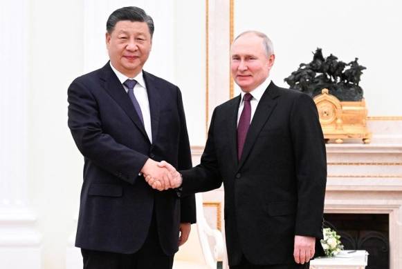 El presidente chino, Xi Jinping (i) y el ruso Vladímir Putin (d), en el Kremlin.