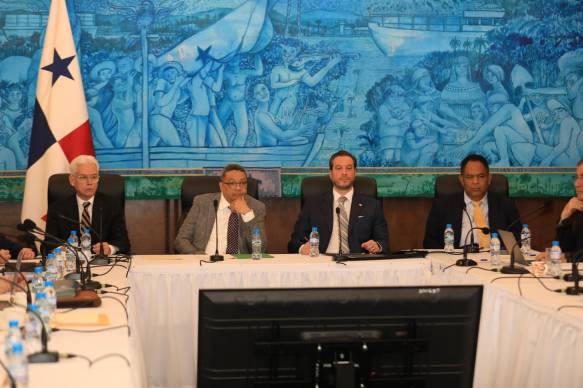 Mesa de los servicios de salud en la CSS analiza la demora en las citas ...