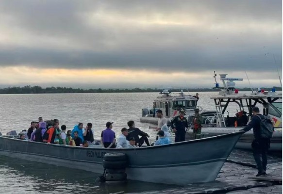 La lancha fue interceptada en su intento por cruzar la frontera colombiana con destino a Panamá.