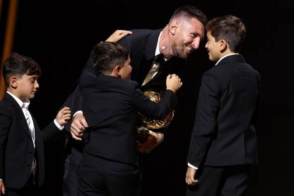 Lionel Messi celebrando su octavo Balón de Oro junto a sus hijos.