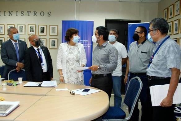 La viceministra de Educación, Zonia Gallardo de Smith (en el centro), junto a integrantes de la Asoprof e integrantes del equipo de trabajo.