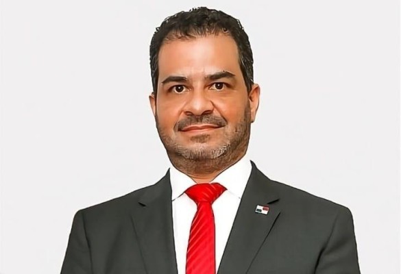 Mola es licenciado en Administración de Empresas, con énfasis en Mercadeo y Comercio Internacional.