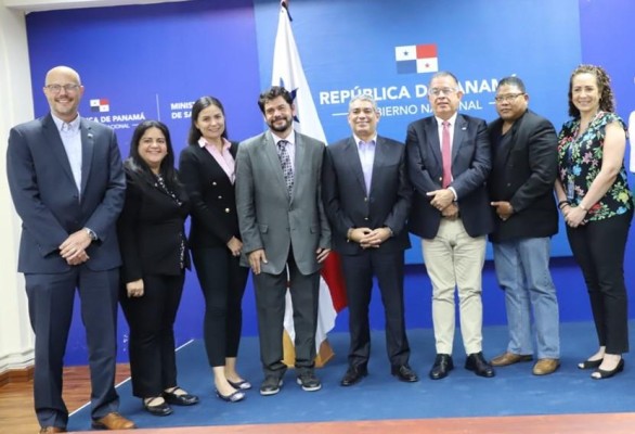 En la imagen se observa a altos funcionarios del gobierno de Panamá y de los Estados Unidos en el marco de la firma de acuerdo para brindar asistencia técnica a proyectos agropecuarios del país.