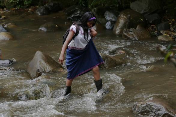 Cuando ir a la escuela es caminar horas bajo la lluvia, por río y lodo.
