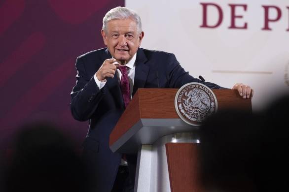 Fotografía cedida hoy, por la presidencia de México, del mandatario mexicano, Andrés Manuel López Obrador, durante una rueda de prensa en Palacio Nacional de la Ciudad de México (México).