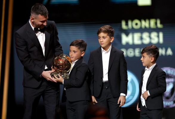 Lionel Messi junto a sus tres hijos durante la gala del Balón de Oro.
