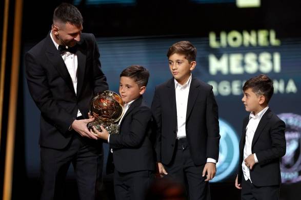 Lionel Messi junto a sus tres hijos durante la gala del Balón de Oro.