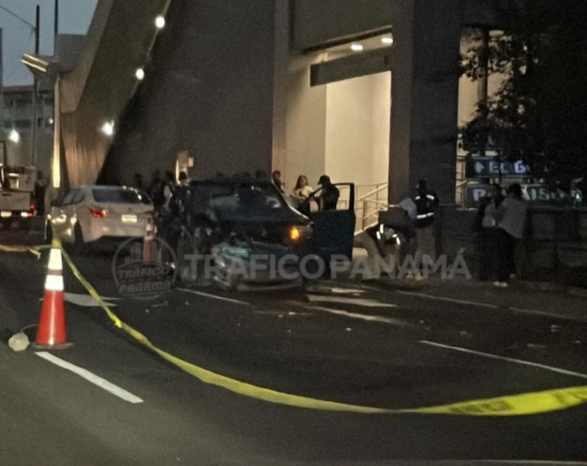 Una persona fallecida dentro de un vehículo frente a la estación del metro de Paraíso en el distrito de San Miguelito.