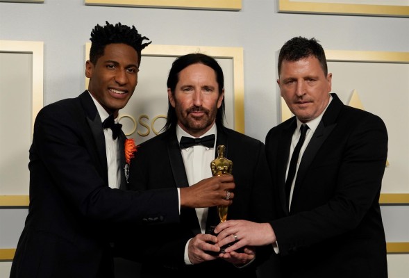 Jon Batiste, Trent Reznor y Atticus Ross, ganadores por Mejor Banda Sonora en la cinta 'Soul' de Disney y Pixar.