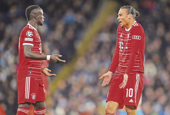 Sadio Mané (d.) y Leroy Sané durante un partido con el Bayern Múnich.