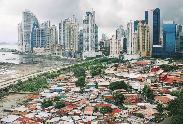 En Panamá se ve conflicto en el uso del suelo: edificios de 60 pisos al lado de casas unifamiliares, talleres de chapistería junto a escuelas. Congestión vial incluso durante la pandemia.