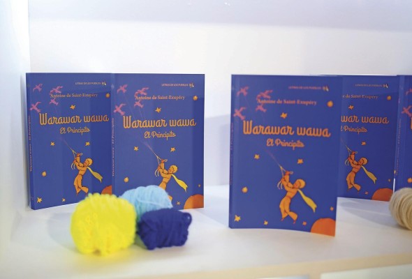 Varios ejemplares del libro 'Warawar wawa' o 'El principito'