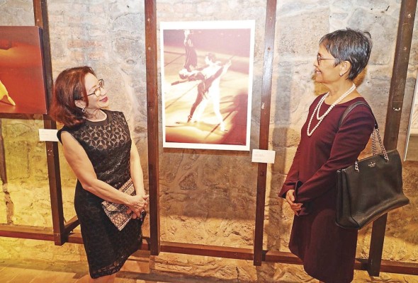 La exhibición está compuesta de 22 imágenes a colores y otras en formato blanco y negro .