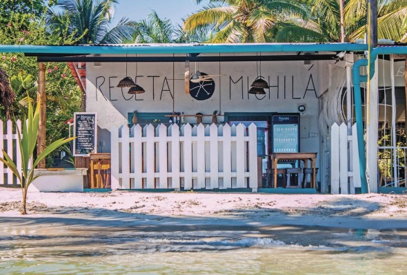 El restaurante está literalmente a orillas del mar.