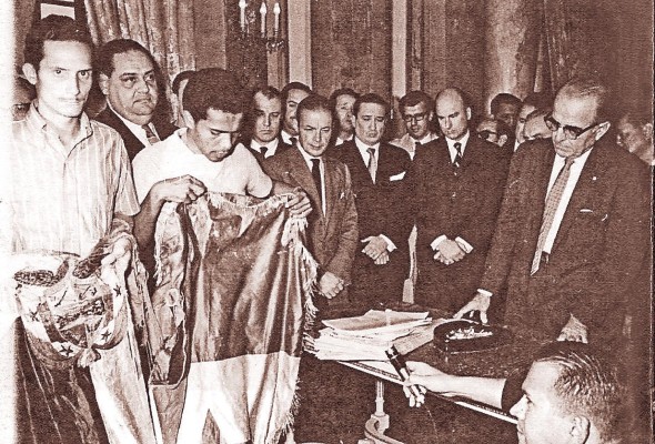 Elexpresidente de Panamá Roberto F Chiari junto a los jóvenes que participaron de la gesta del 9 enero de 1954.
