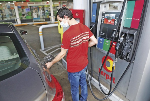 Desde ayer lunes, conductores de diversos tipos de vehículos pudieron adquirir el combustible subsidiado a $3,25 el galón.