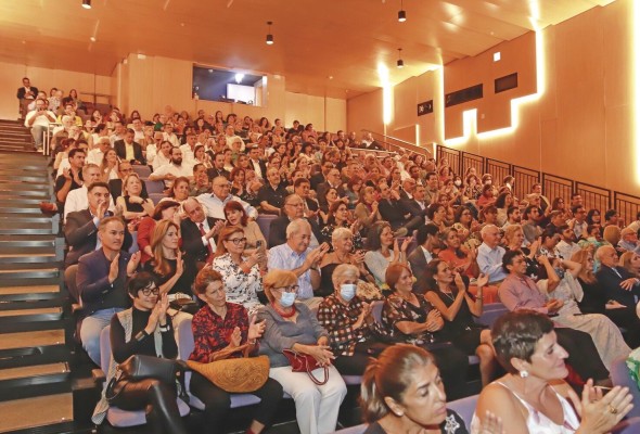 Público asistente al estreno en Teatro Pacific.