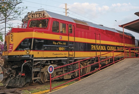El Ferrocarril de Panamá. Es el primer ferrocarril transcontinental del mundo; se utiliza para conectar embarques y contenedores que pasan por el Canal de Panamá. Lo que mucha gente no sabe es que también les acepta el paso a pasajeros para gozar de un gran paseo en tren.