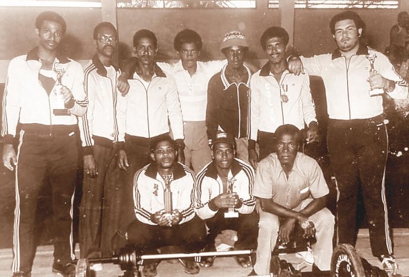 El entrenador colonense Luis Ramos (el tercero de pie de izquierda a derecha), con la selección provincial de Colón, en el marco de un torneo nacional en octubre de 1980.