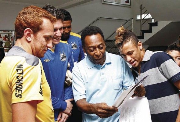 Pelé, la figura eterna en la historia del club Santos F.C., conversa con varios jugadores entre ellos Neymar.