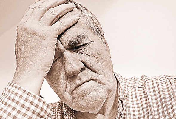 Los síntomas de la migraña son dolores de cabeza, náuseas, vómitos, dificultad para la concentración y sensibilidad a la luz o al sonido.