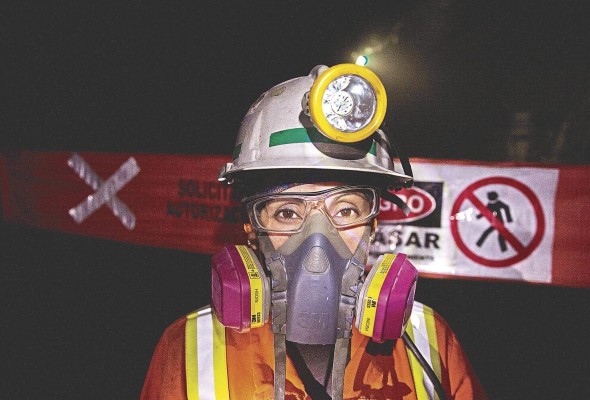 Una operaria de maquinaria pesada en una mina en Chile, en una imagen de archivo.
