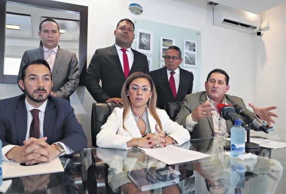 En la primera línea los abogados Juan Carlos Delgado, Linda Garrido, Irving Santos. En la parte de atrás, Gustavo Ruiz, Ramsés Álvarez, Oscar Chirú.