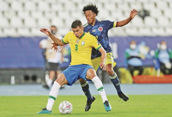 Thiago Silva de Brasil con Juan Cuadrado de Colombia.