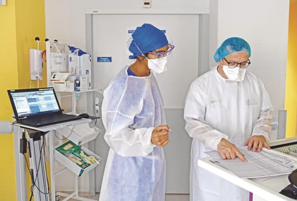 Personal de la Unidad de Cuidados Intensivos en el Saint-André Hospital de Bordeaux, Francia.