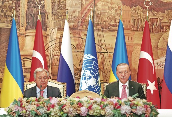 El presidente de Turquía, Recep Tayyip Erdogan (d), y el secretario general de la ONU, António Guterres (i), durante la ceremonia en Estambul.