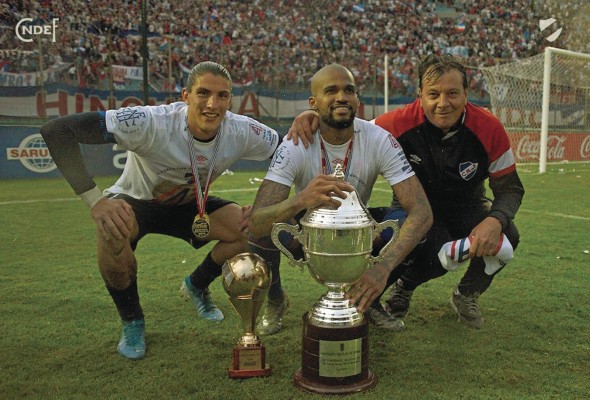 'Manotas' celebrando en el mítico estadio Centenario con el trofeo que acredita a Nacional como campeón uruguayo.