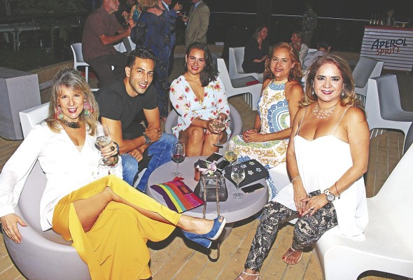 Shirley Mirabal, Juan Carlos Bordanea, Adriana Clavier, Charito Torres de Clavier y Zuly Torres de Schwed
