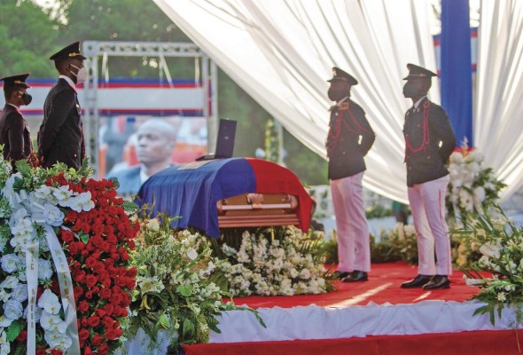 Soldados custodian el féretro con el cuerpo del presidente Jovenel Moise durante su ceremonia fúnebre en Cap-Haitien (Haití), en una fotografía de archivo.