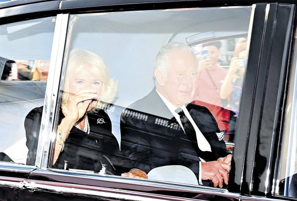 Carlos III junto a la Reina Consorte, Camila.